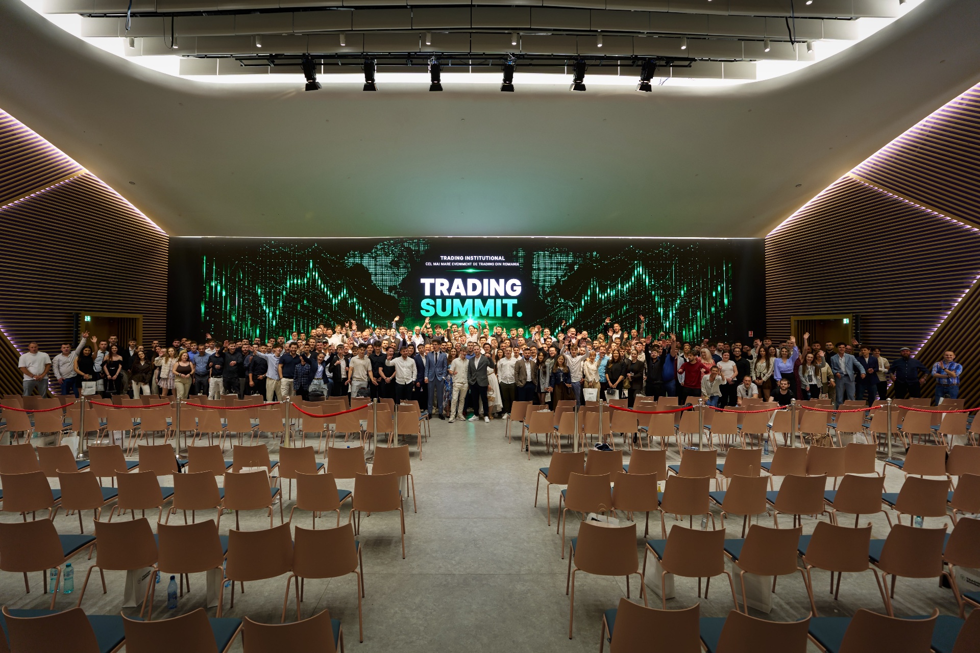 Poză de grup cu participanții Trading Summit
