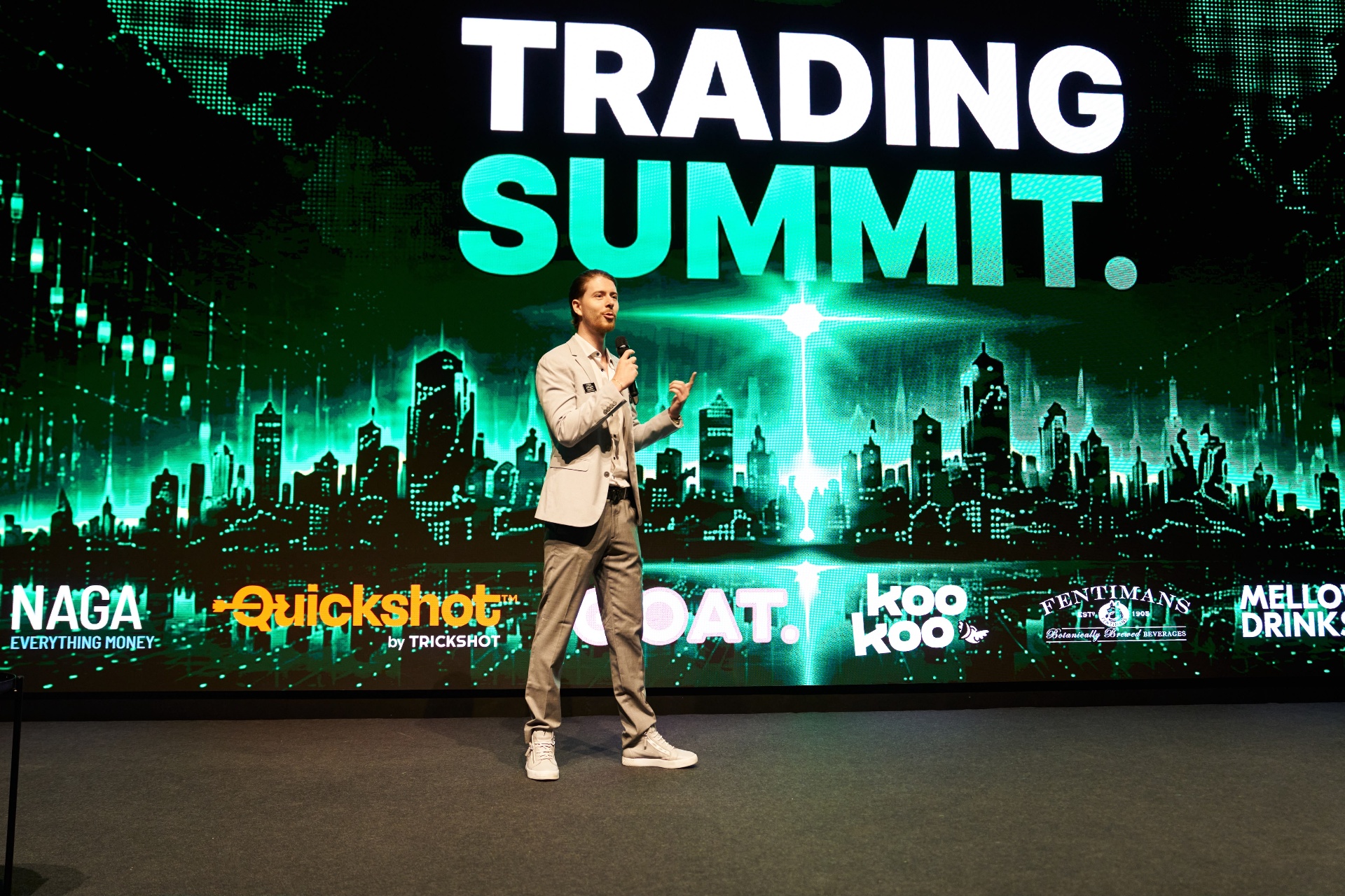 Rareș pe scenă la Trading Summit